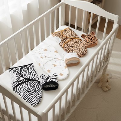 couverture emmaillotage zebra presentee dans berceau bebe