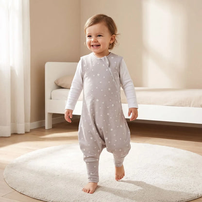 Enfant éveillé qui marche dans sa chambre en gigoteuse à pied taupe à étoiles blanches