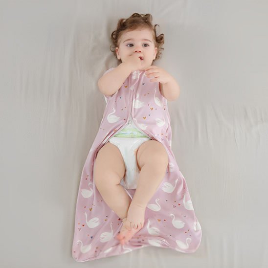 gigoteuse bébé hiver - bébé souriant sur lit douce