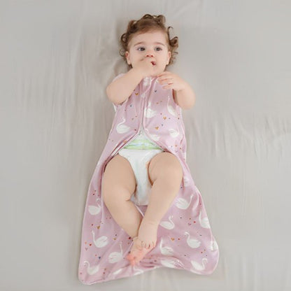 gigoteuse bébé hiver - bébé souriant sur lit douce