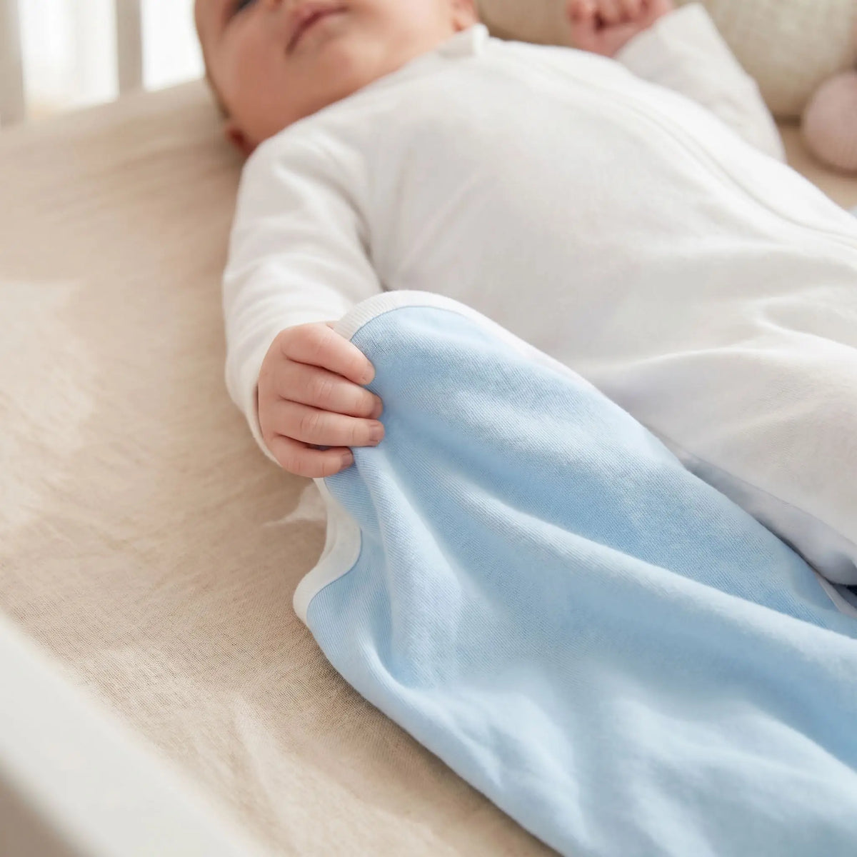 gigoteuse emmaillotage bébé matière douce main bébé