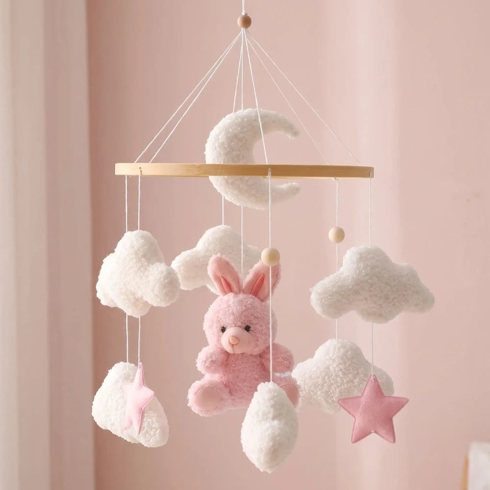 Mobile bébé fille en gros plan : nuages et lune en bouclette, étoiles en feutre rose, cercle en bois