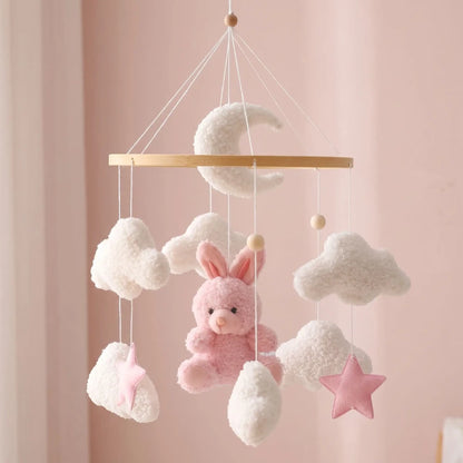 Mobile bébé fille en gros plan : nuages et lune en bouclette, étoiles en feutre rose, cercle en bois