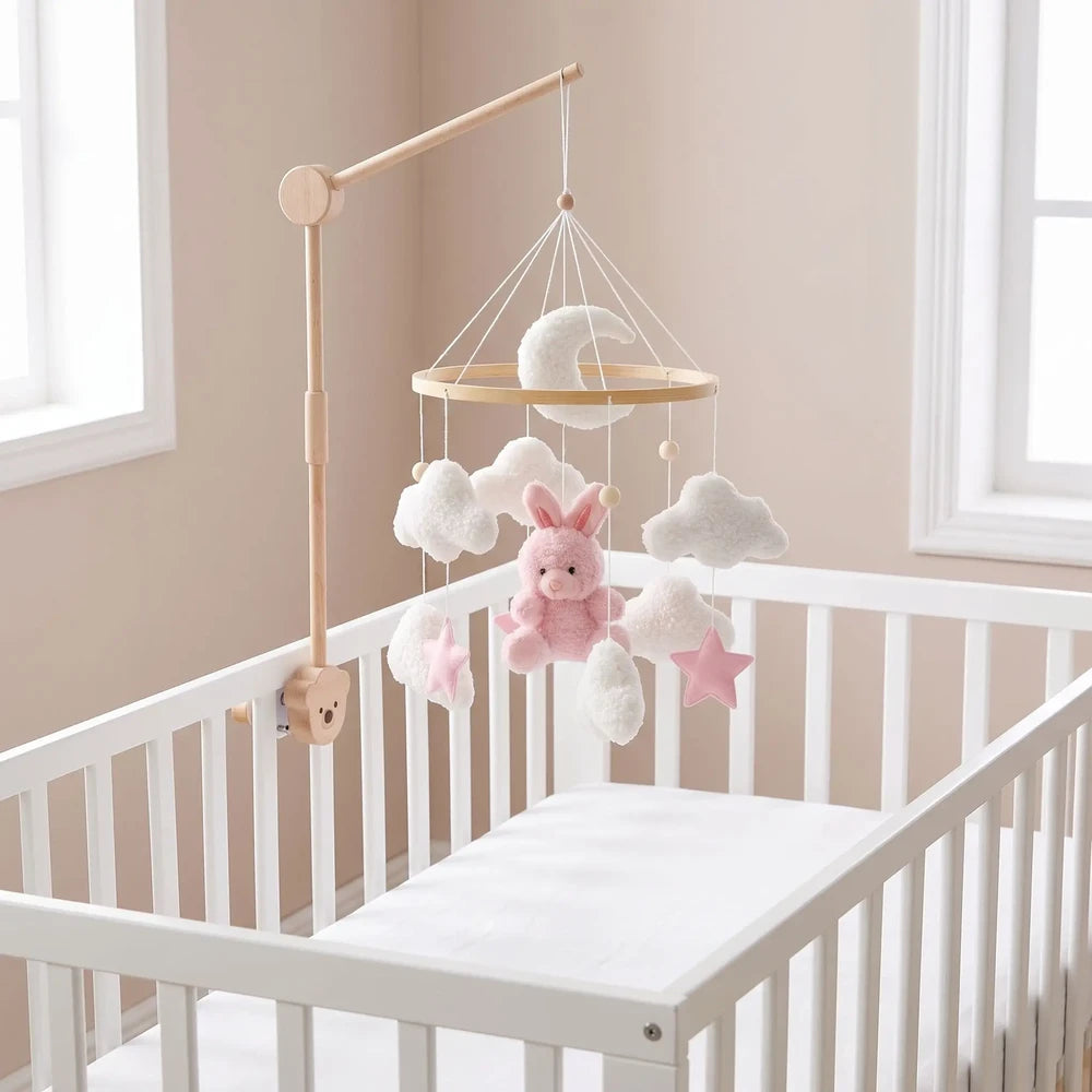 Mobile bébé fille lapin rose en bouclette fixé à un lit à barreaux blanc vide, chambre claire