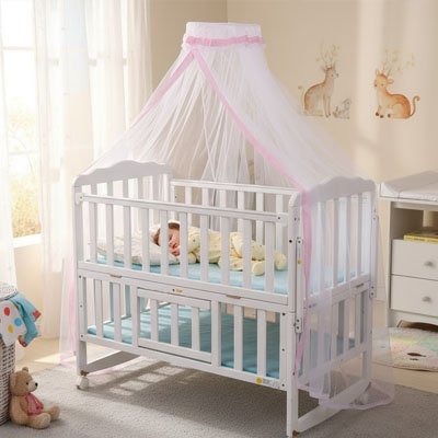 Moustiquaire lit bébé blanc rose bébé dort paisiblement