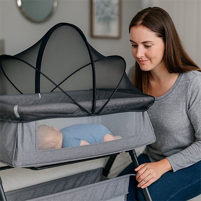 Moustiquaire lit bebe noir maman souriante bebe dort paisiblement