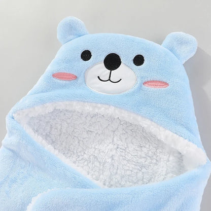 Détail de la capuche ours bleu : visage brodé et intérieur en polaire bouclée