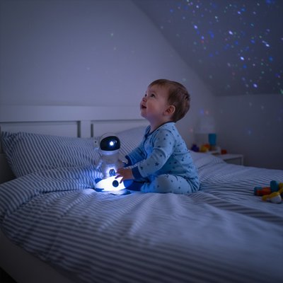 Projecteur galaxie illuminant chambre enfant émerveillé.