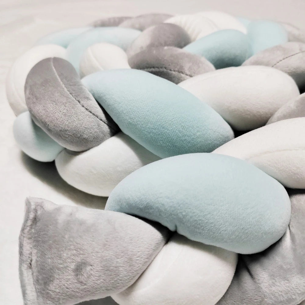 Gros plan sur une tresse à 3 brins gris, blanc et bleu clair