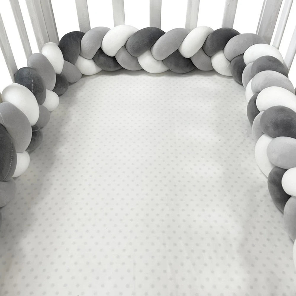 Tresse de lit 3 m à 3 brins gris, blanc et gris foncé dans un lit à barreaux vide