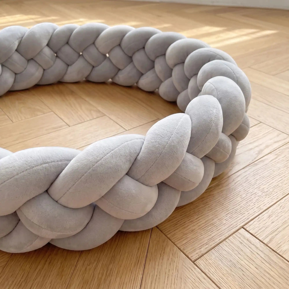 Tresse de lit 4 brins gris clair : gros plan sur le tressage au tissu lisse