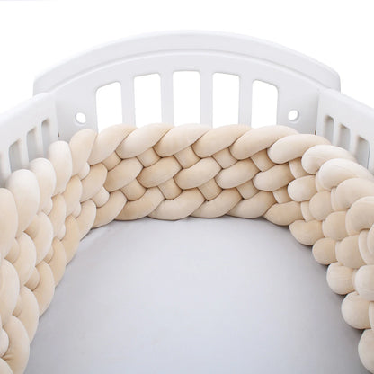 Tresse de lit bébé 6 brins beige posée dans un lit vide