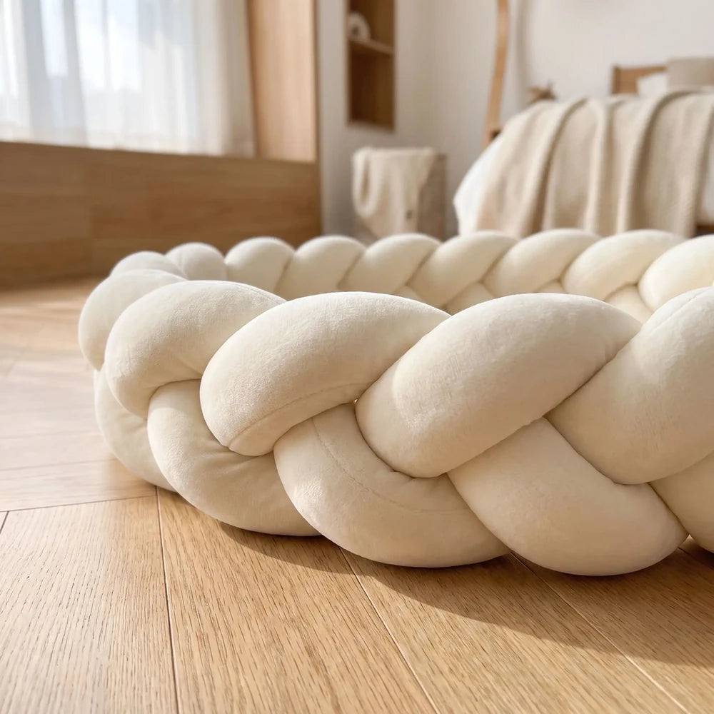Tresse de lit beige crème : gros plan sur les 3 brins au tissu lisse