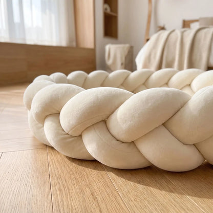 Tresse de lit beige crème : gros plan sur les 3 brins au tissu lisse