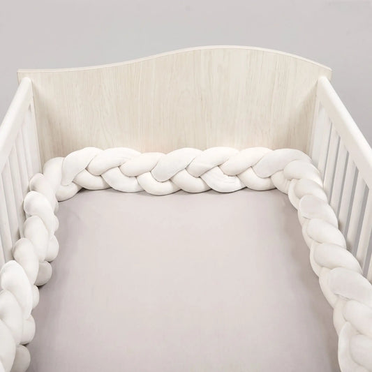 Tresse de lit blanche installée dans un lit de bébé vide