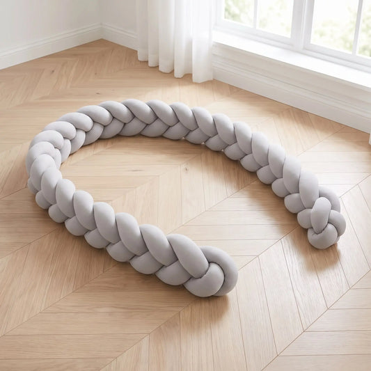 Tresse de lit protection douce grise à 3 brins déroulée sur le parquet, vue d'ensemble