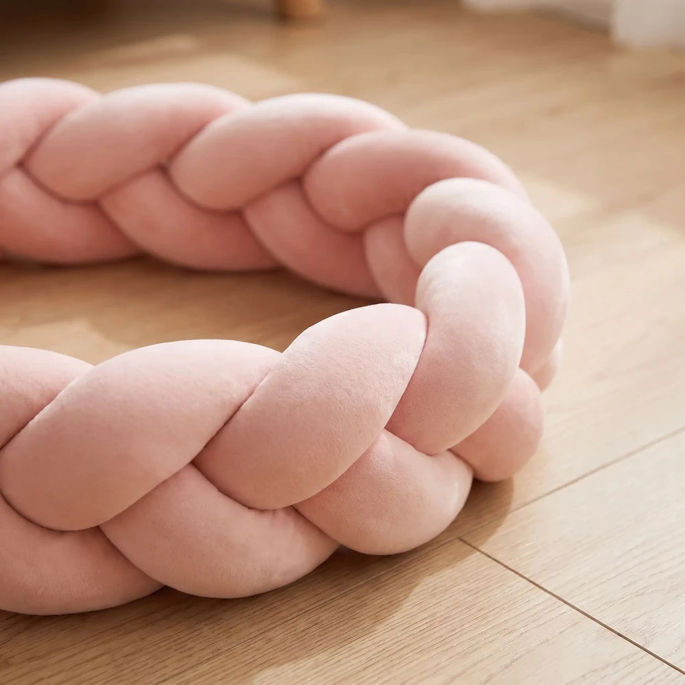 Tresse de lit rose poudré : gros plan sur le tressage au tissu lisse
