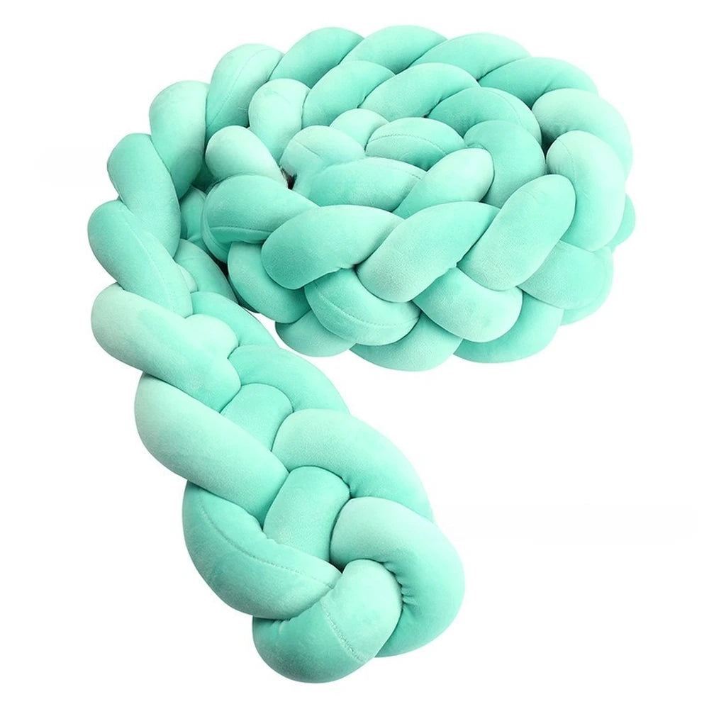 Tresse à 4 brins vert menthe, enroulée sur fond blanc