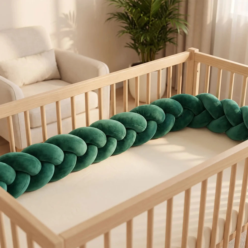 Tresse de lit vert sapin le long des barreaux d'un lit en bois vide, fauteuil et plante au fond