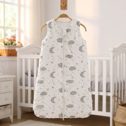 Turbulette naissance blanche imprimée lunes et nuages, suspendue sur un cintre dans une chambre de bébé