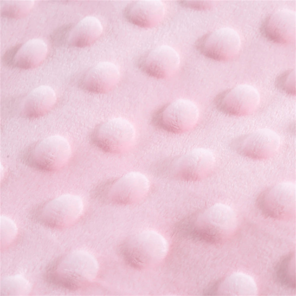 Gros plan sur la polaire rose à pois en relief