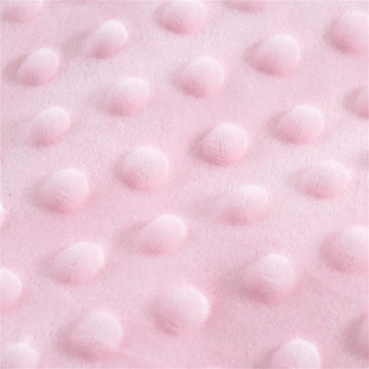 Gros plan sur la polaire rose à pois en relief