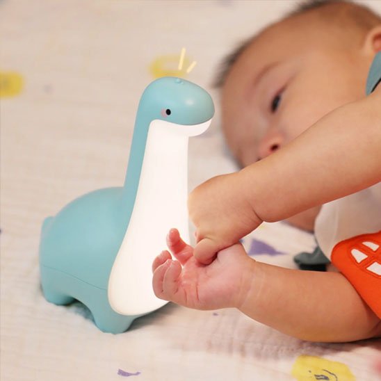 Veilleuse bébé dinosaure lumineuse verte, jaune et bleue pour chambre enfant apaisante