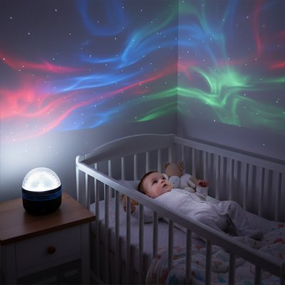 Veilleuse projection aurora fascinant bébé dans son berceau.