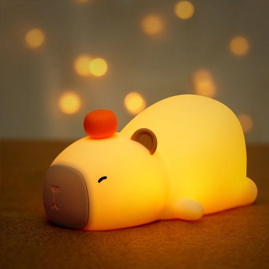 Veilleuse rechargeable capybara diffusant une lumière douce.
