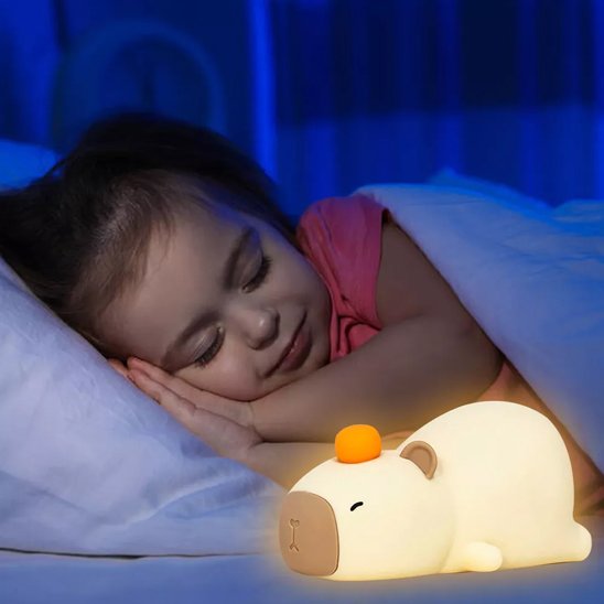Veilleuse rechargeable capybara illuminant paisiblement la chambre.