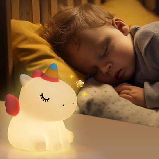 Veilleuse rechargeable licorne diffusant une lumière douce nocturne.